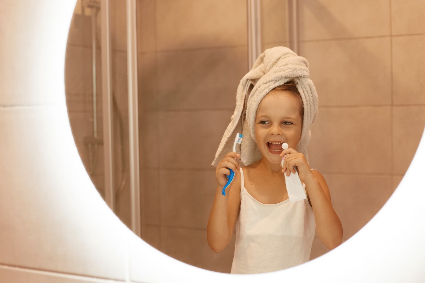 Enfant qui se brosse les dents seul